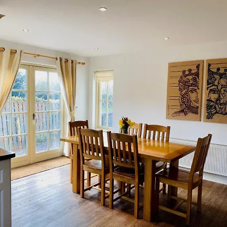 Bright, Modern, Welcoming Easy Stroll Along Pathway Into Kenmare Town Nyaraló