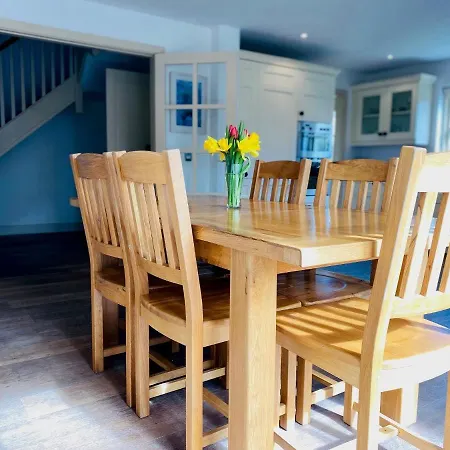 Bright, Modern, Welcoming Easy Stroll Along Pathway Into Kenmare Town Nyaraló *