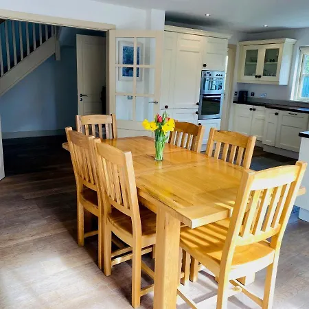 Nyaraló Bright, Modern, Welcoming Easy Stroll Along Pathway Into Kenmare Town